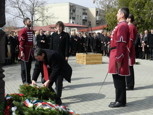 2017. március 15. 64